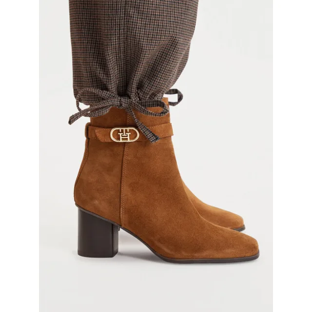 Botki Tommy Hilfiger Th Strap Suede Block Heel Boot FW0FW09521 Beżowy ciemny